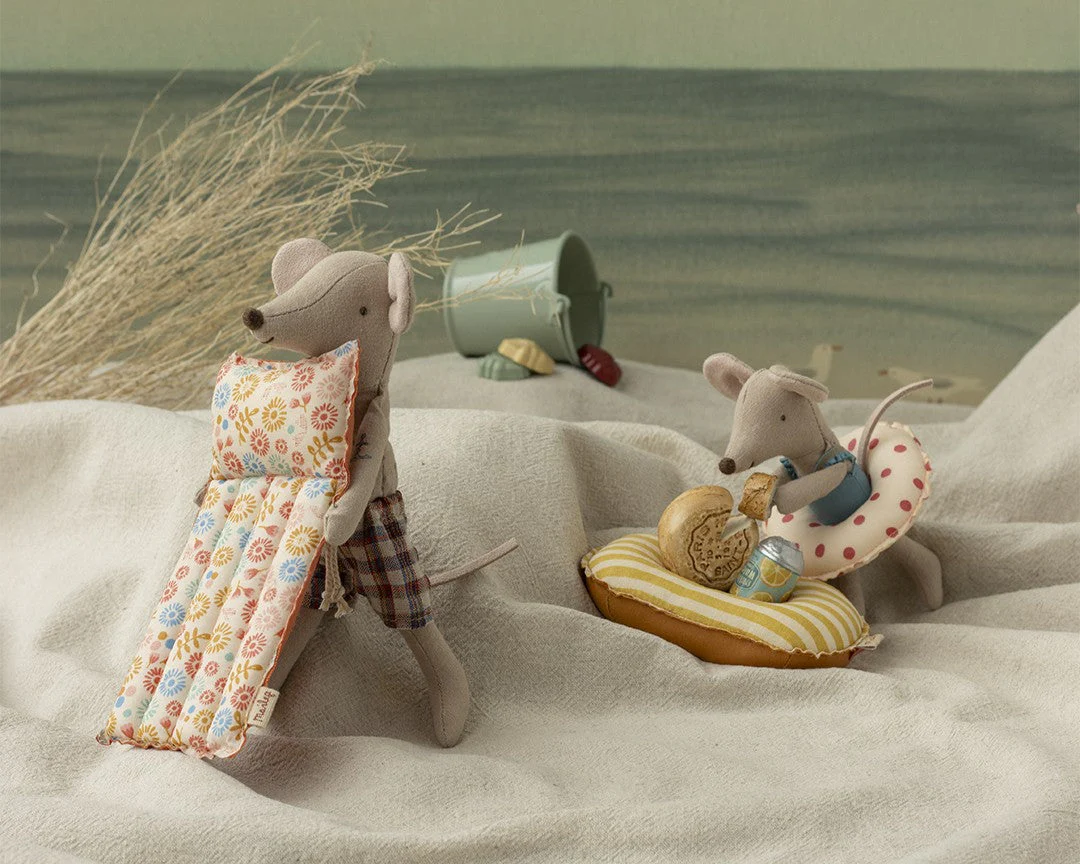 Beach Mouse with Air Mattress, Dad - Flower by Maileg - Image 3
