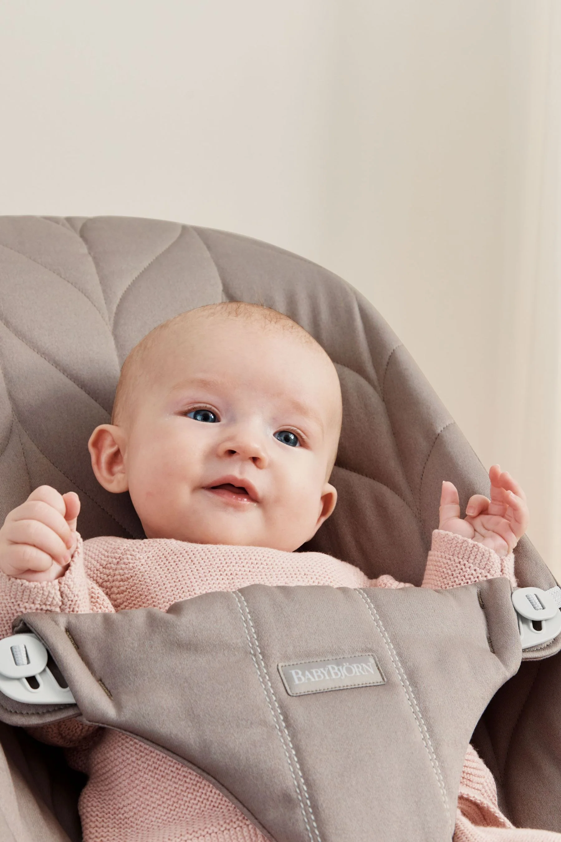 Bouncer Bliss - Sand Grey Petal Quilt Cotton by Baby Bjorn - Image 4