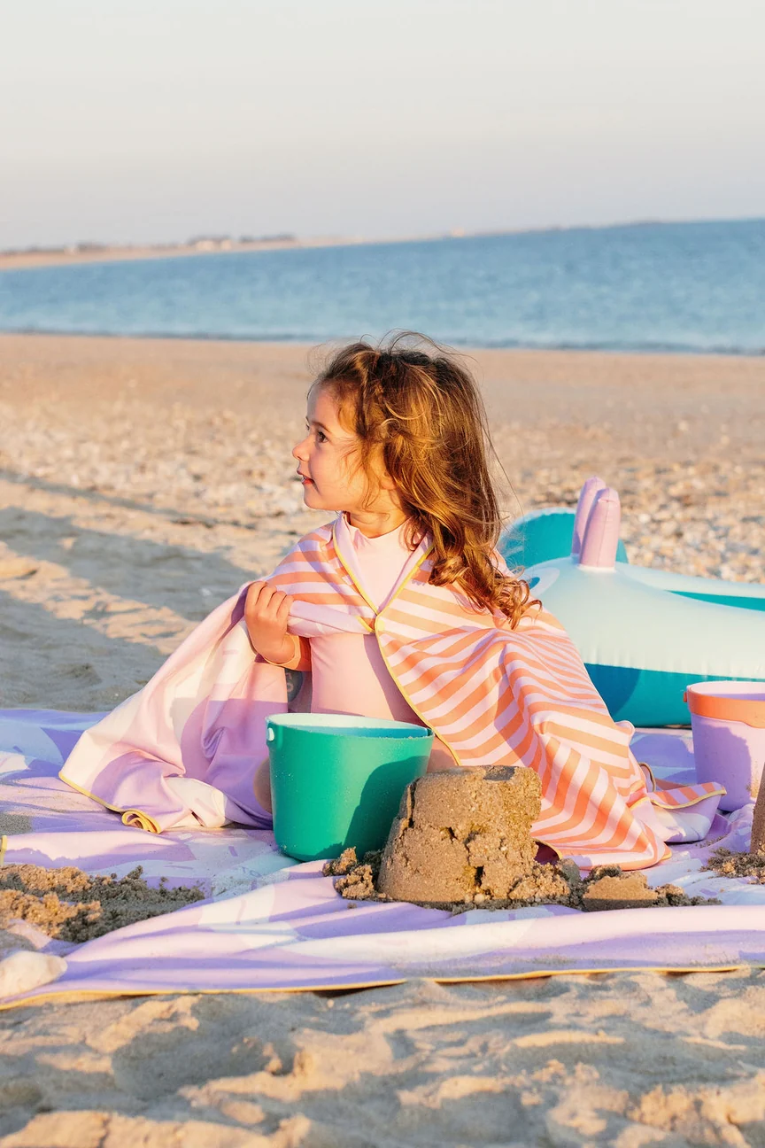 Bucki Beach Bucket and Sand Sifter - Garden Green by Quut Toys - Image 6