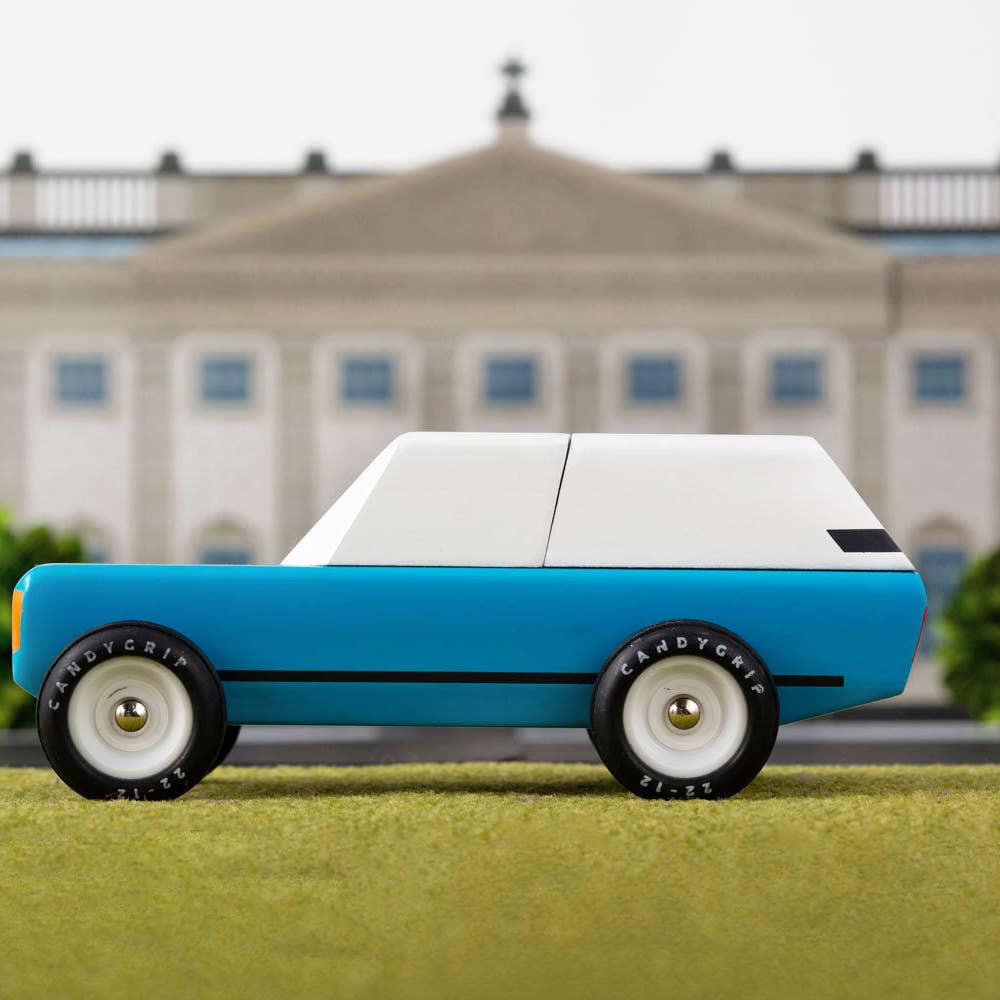 Cotswold Royal with Magnetic Canoe by Candylab Toys - Image 5