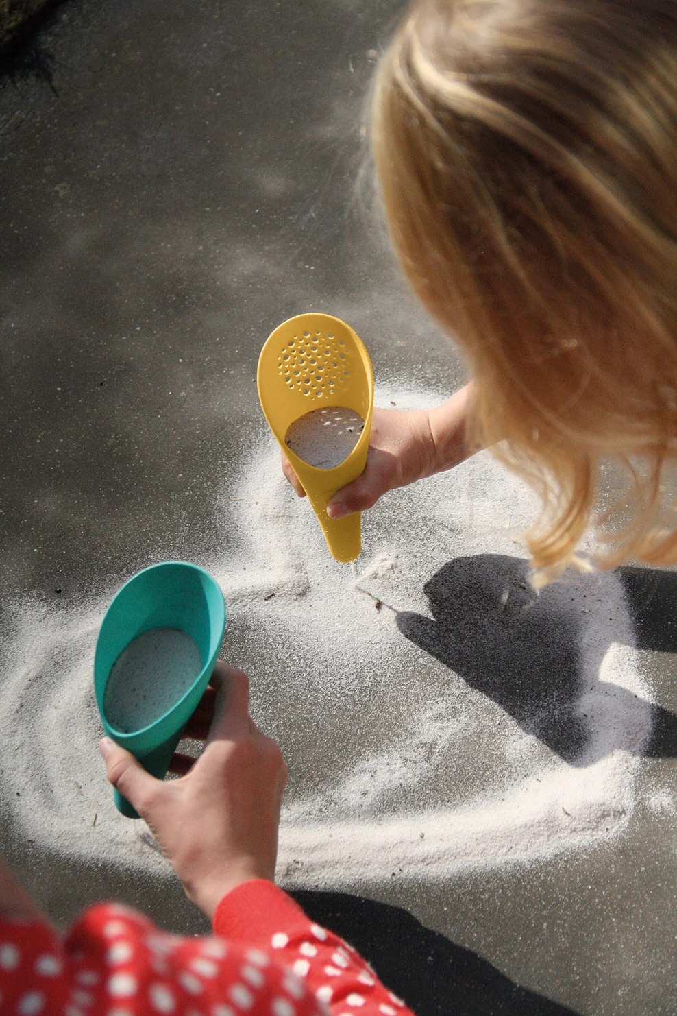 Cuppi Shovel, Sifter and Ball All in One - Banana Blue by Quut Toys - Image 10