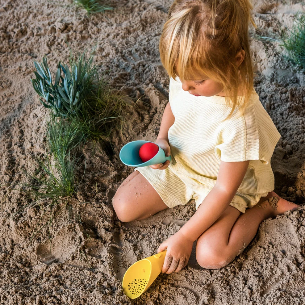Cuppi Shovel, Sifter and Ball All in One - Banana Blue by Quut Toys - Image 2