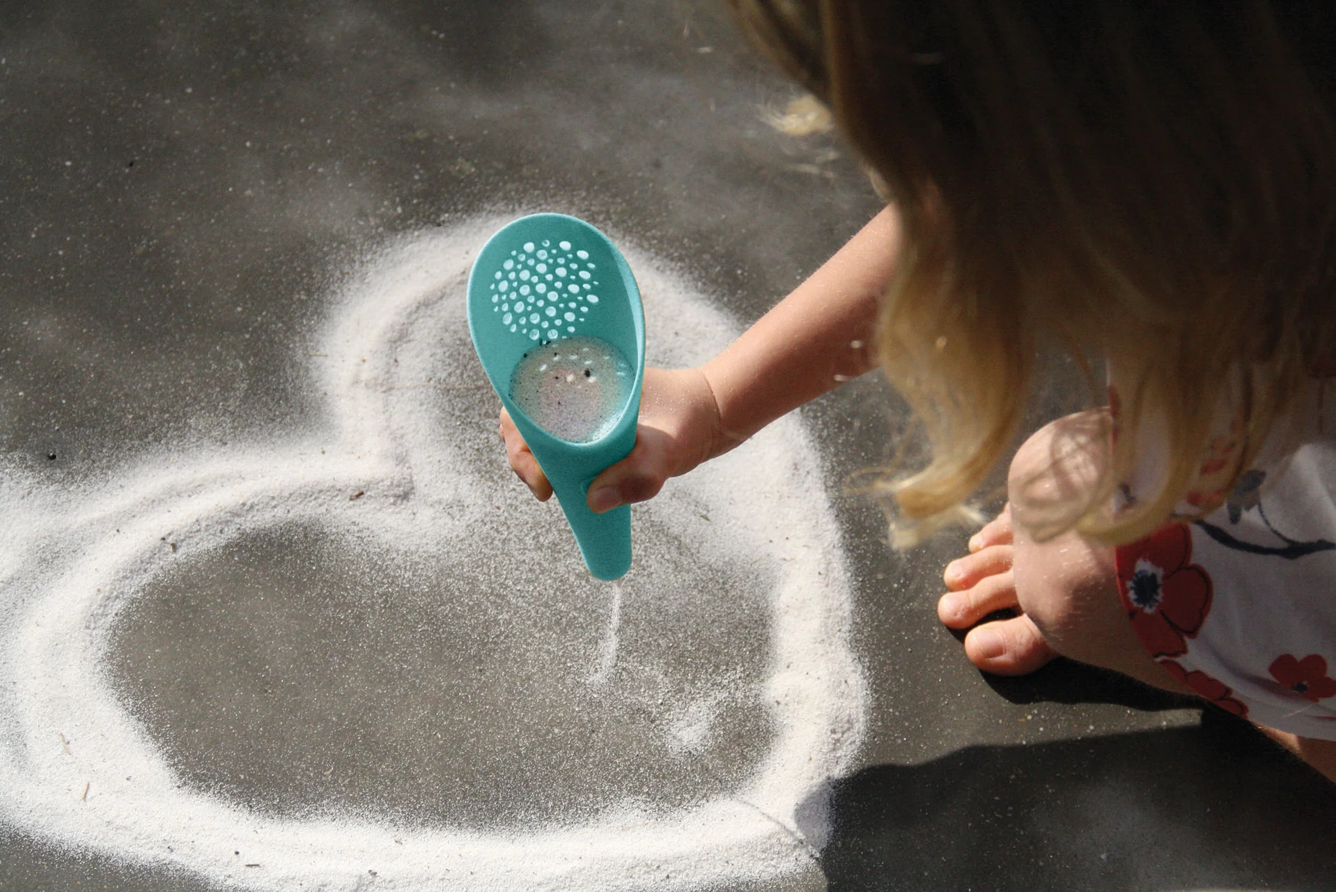 Cuppi Shovel, Sifter and Ball All in One - Lagoon by Quut Toys - Image 10
