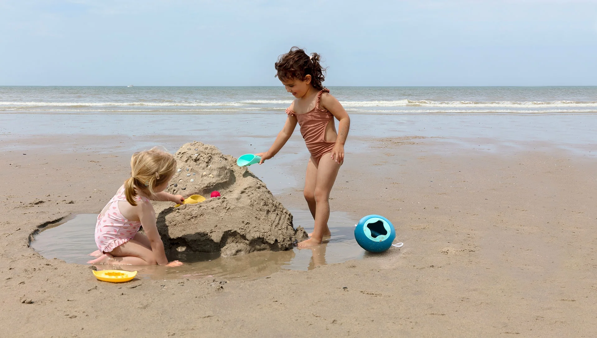 Cuppi Shovel, Sifter and Ball All in One - Lagoon by Quut Toys - Image 3