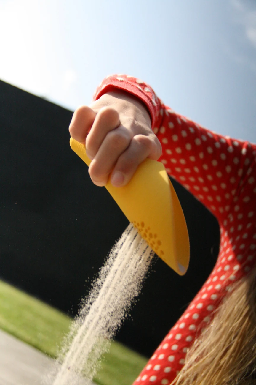 Cuppi Shovel, Sifter and Ball All in One - Lagoon by Quut Toys - Image 5