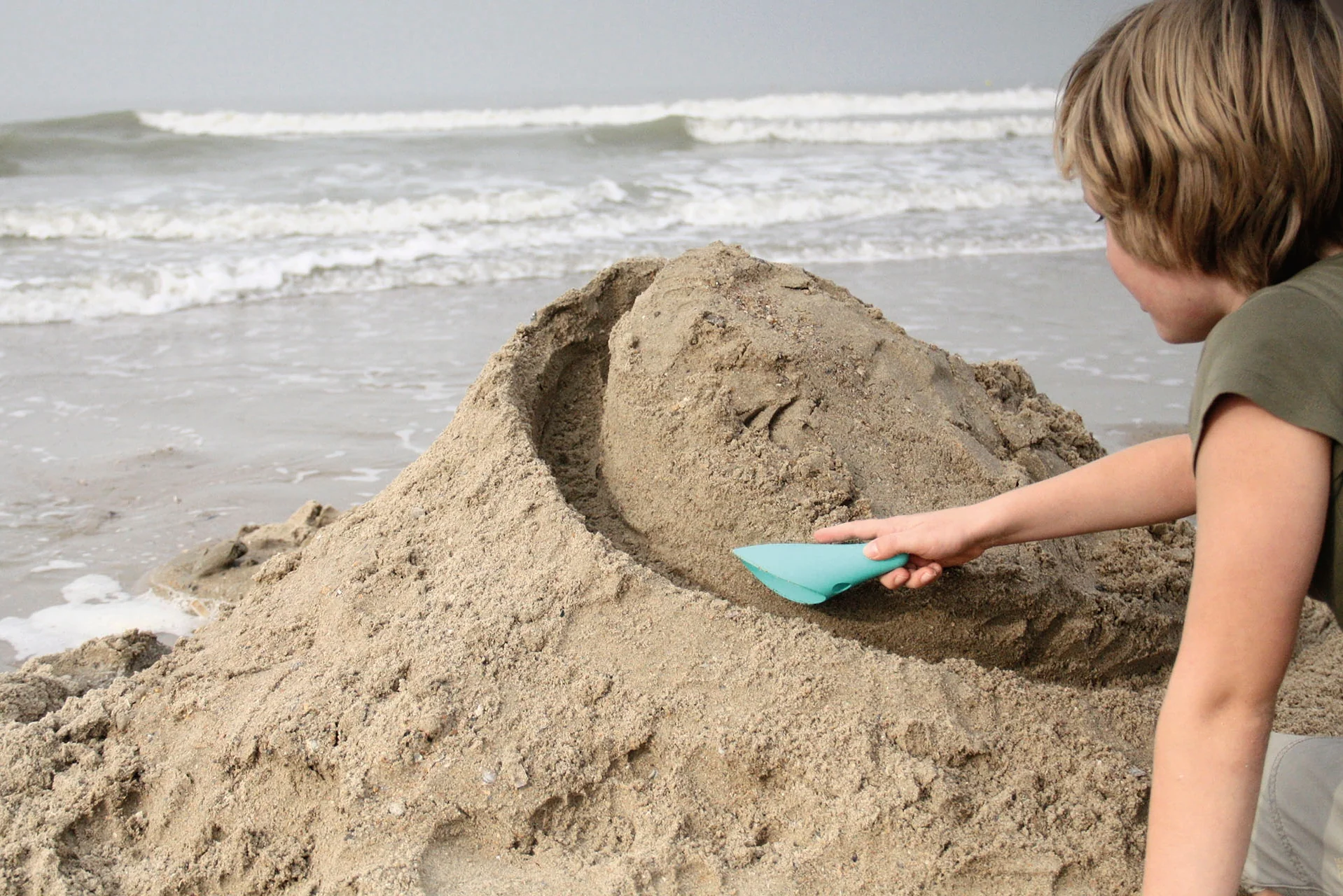 Cuppi Shovel, Sifter and Ball All in One - Lagoon by Quut Toys - Image 6