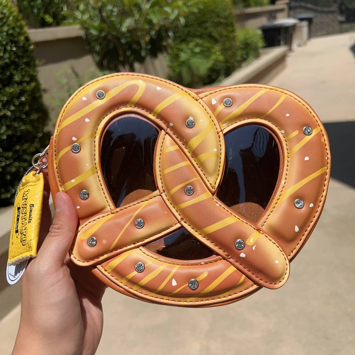 Delight Pretzel Crossbody by Bewaltz - Image 2