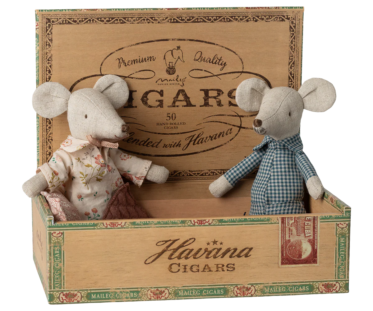Grandma and Grandpa Mice in Cigarbox by Maileg - Image 3