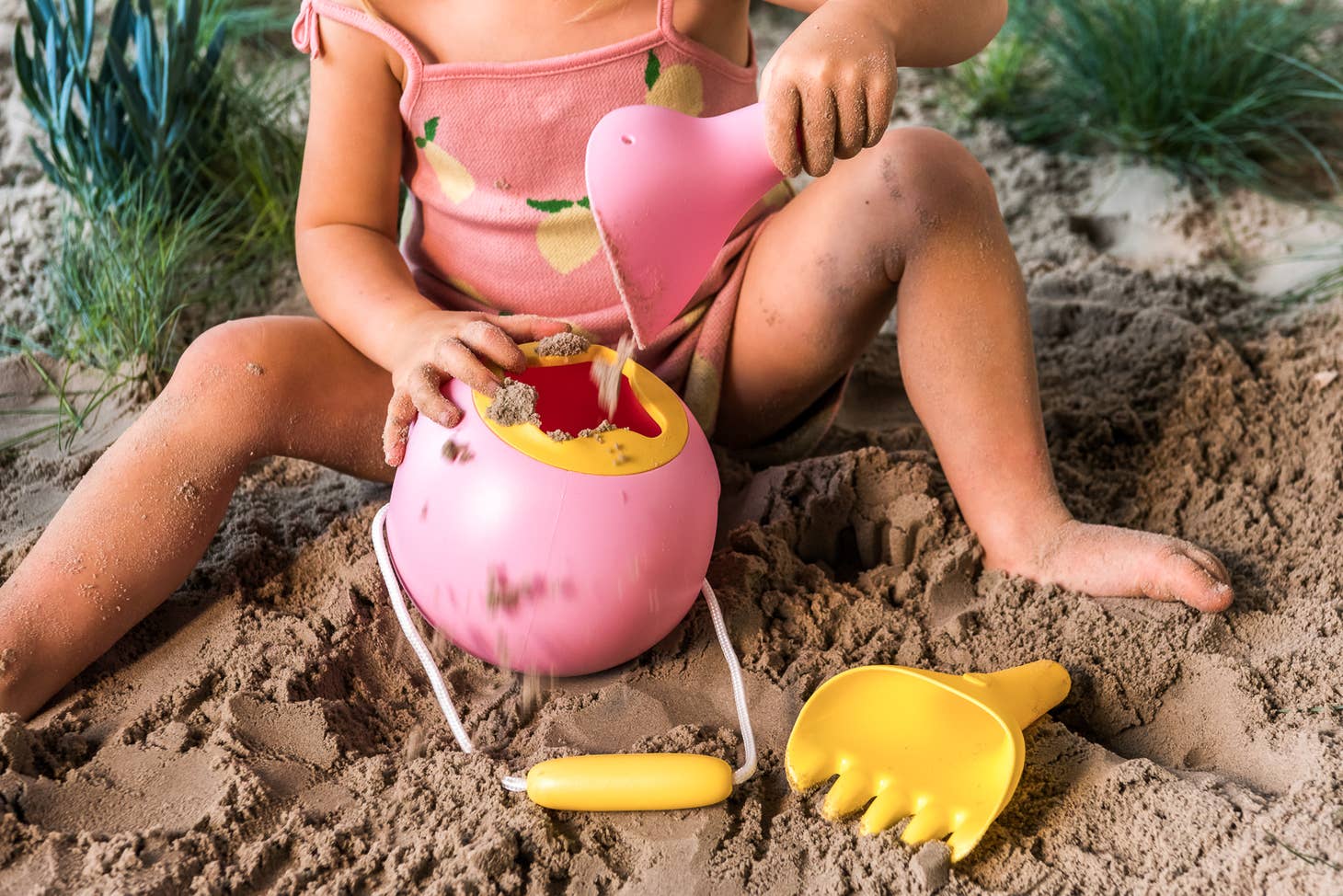 Mini Ballo Bucket - Banana Pink by Quut Toys - Image 4
