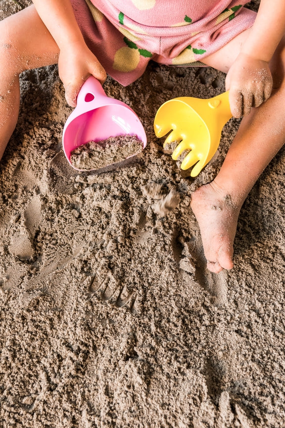 Raki 2 in 1 Beach Rake and Digger Toy - Banana Pink by Quut Toys - Image 3