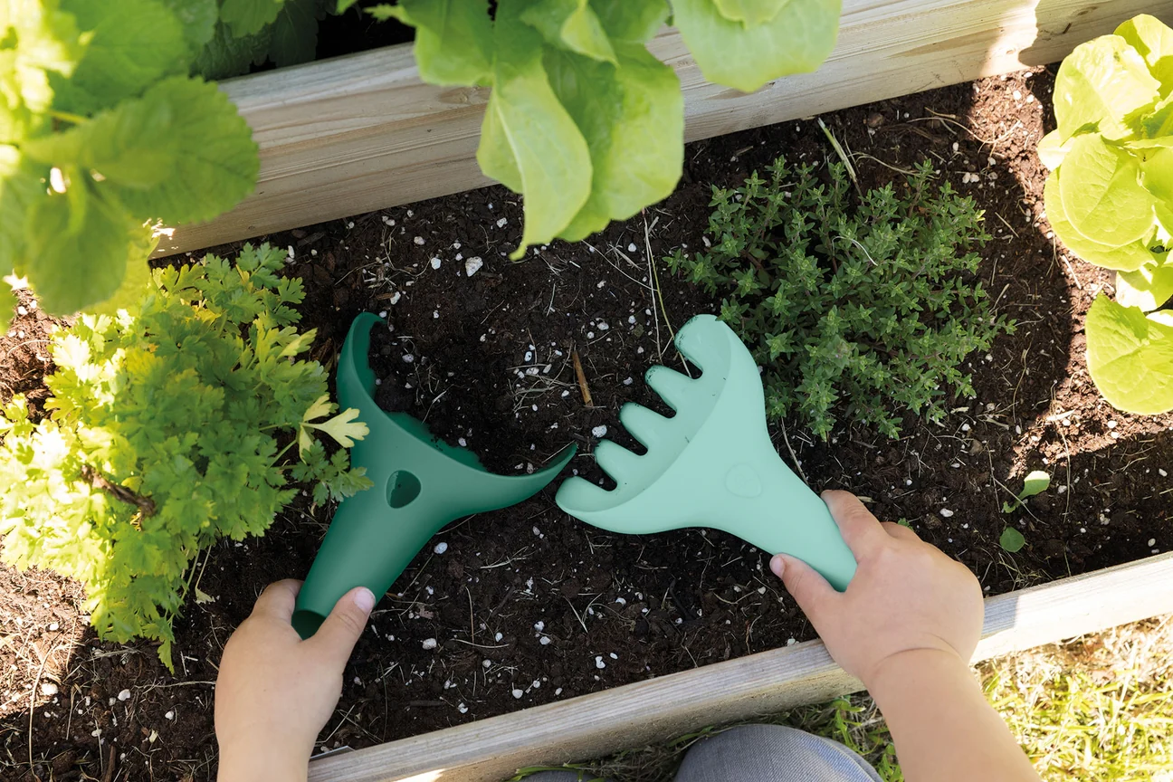 Raki 2 in 1 Beach Rake and Digger Toy - Garden Green by Quut Toys - Image 3