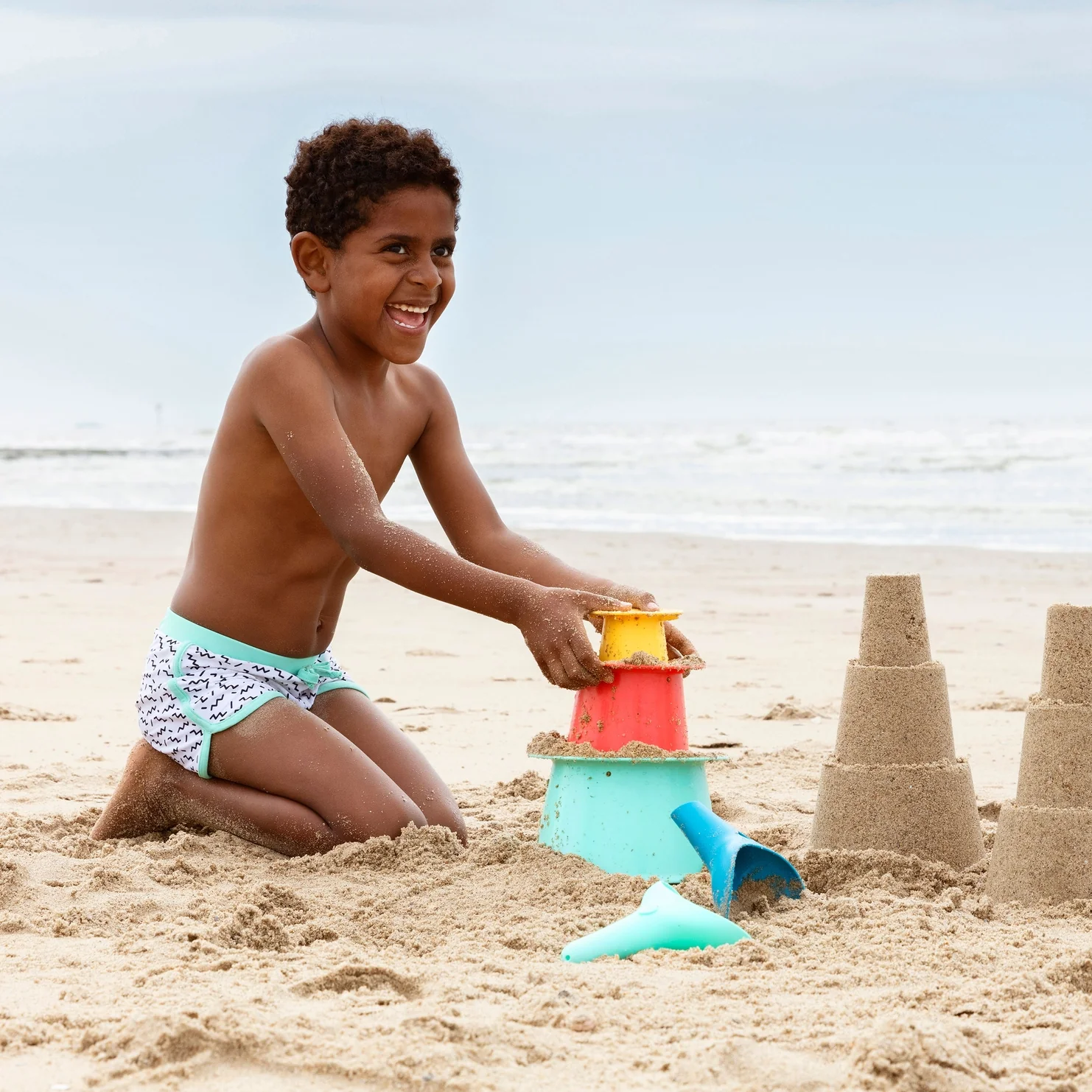 Raki 2 in 1 Beach Rake and Digger Toy - Ocean by Quut Toys - Image 6