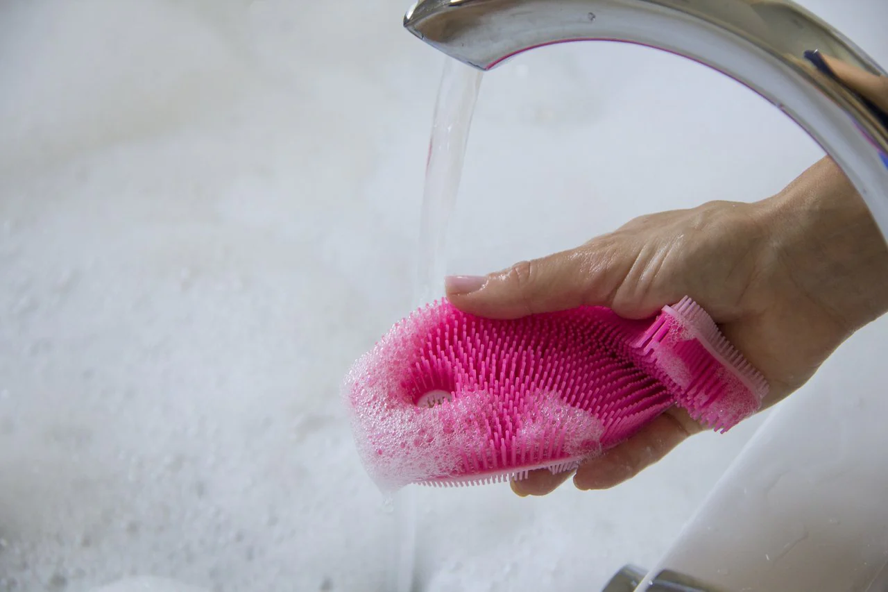Silicone Bath Scrub - Purple Fish by InnoBaby - Image 2
