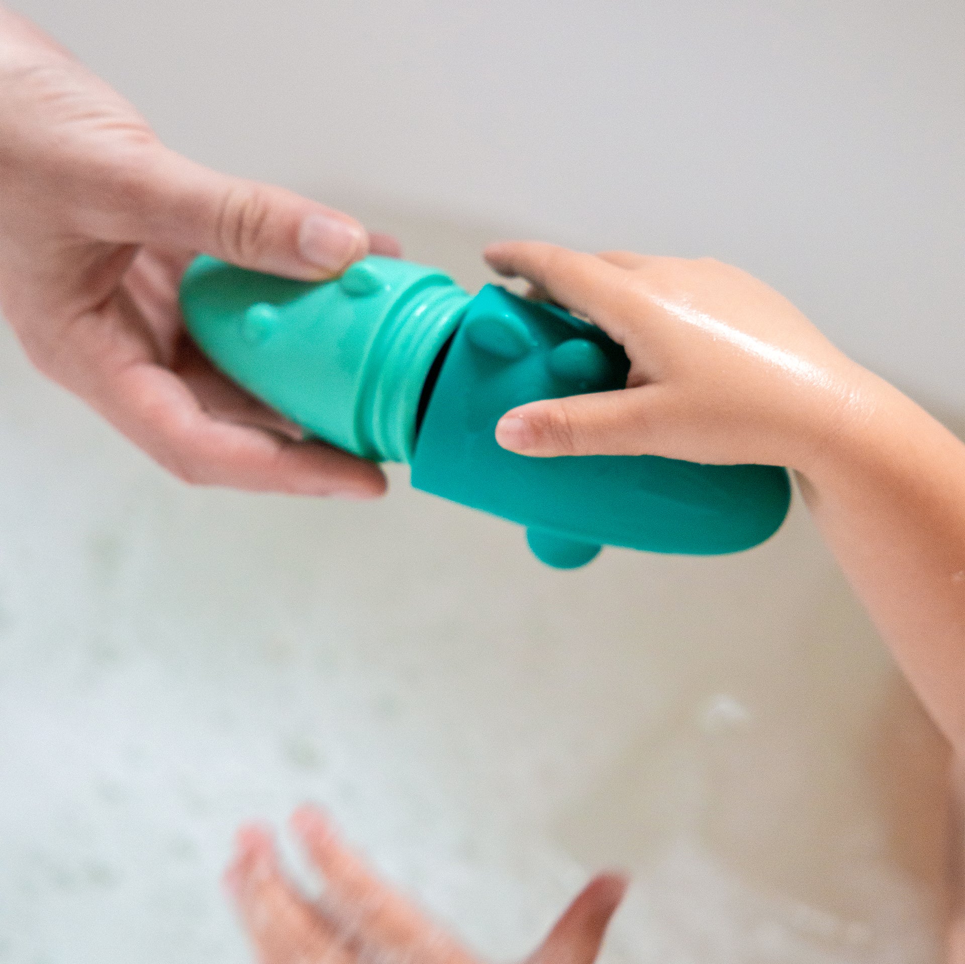Squeezi Bath Toy - Croco by Quut Toys - Image 5