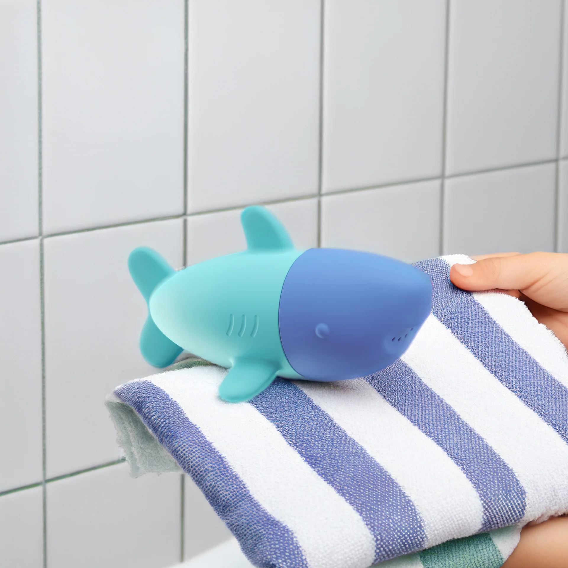Squeezi Bath Toy - Shark by Quut Toys - Image 4